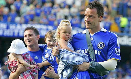 TROF�-L�SE: Frank Lampard og John Terry tok med seg undene p� �resrunden etter serieavslutningen. De endte uten pokaler forrige sesong og er trolig sv�rt revansjesugne.