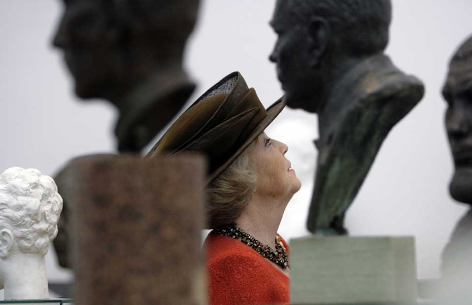 MYE � SE P�: Kumu har over 55 000 kunsgjenstader i sin samling. Her er det dronning Beatrix av Nederland som er p� bes�k og nyter kunsten som vises frem.
