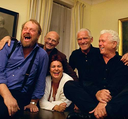HISTORISK Fem av Nationaltheatrets seks teatersjefer (minus Sverre R�dahl, som bor i Danmark) p� Ellen Horns kontor. - Jeg er s� glad for at jeg fikk fortalt ham hva han har betydd for meg, sier Horn.