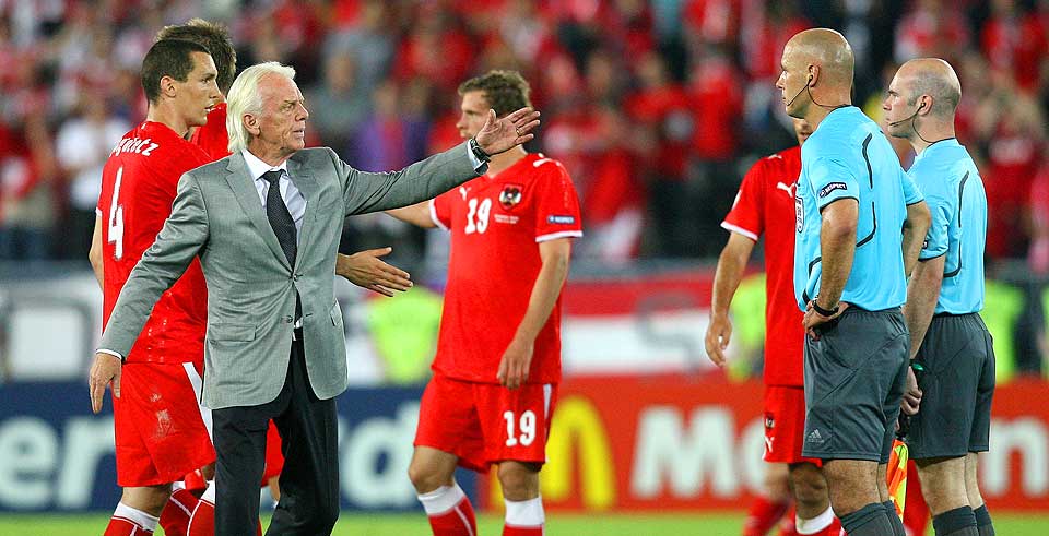 SP�KEFULL: Polens trener Leo Beenhakker var mildt sagt misforn�yd med dommer Howard Webb etter straffesparket polakkene fikk mot seg p� overtid mot �sterrike. N� har tydeligvis hum�ret kommet tilbake.
