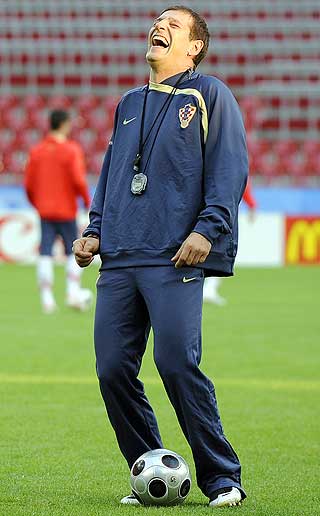 LER GODT AV B�NNEN: Kroatia-sjef Slaven Bilic kommer nok til � spare flere av stjernene mot Polen, men svigermor, eller eks-svigermor, blir ikke � se.