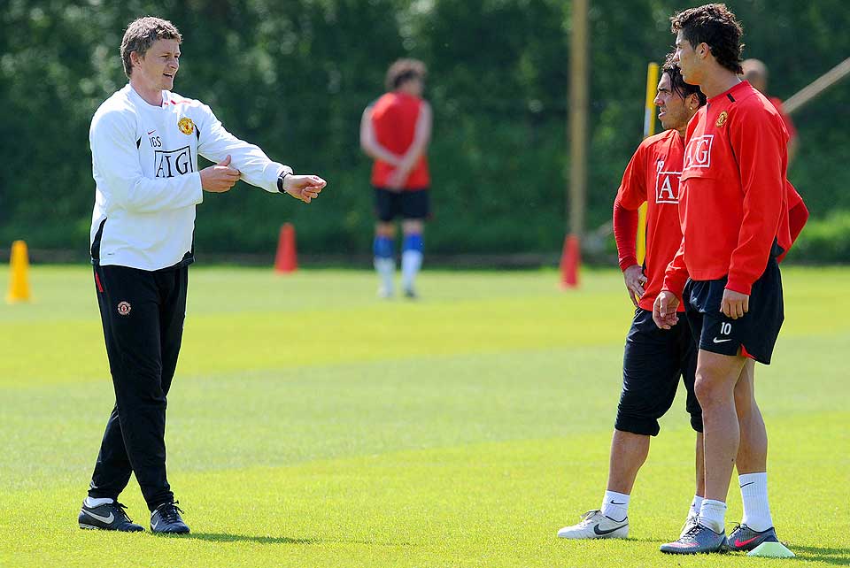 SNART L�REMESTER SELV? Ole Gunnar Solskj�r gir et par r�d til Carlos Tevez og Cristiano Ronaldo p� treningsfeltet. I intervjuet med Manchester Evening News g�r han mer foran med et godt eksempel enn � gi eksplisitte formaninger.