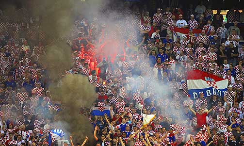 ELLEVILLE FANS: De kroatiske supporterne har skapt et fantastisk leven hele mesterskapet, i kveld jublet de til og med da Polens lagoppstilling ble ropt opp. Klasnics scoring fikk fyrverkeriet i gang.