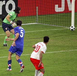 POLENS ST�RSTE: Roger Guerreiro kunne utliknet for Polen med denne avslutningen etter 65 minutter, men selv det hadde ikke v�rt nok for Leo Beenhakkers menn.