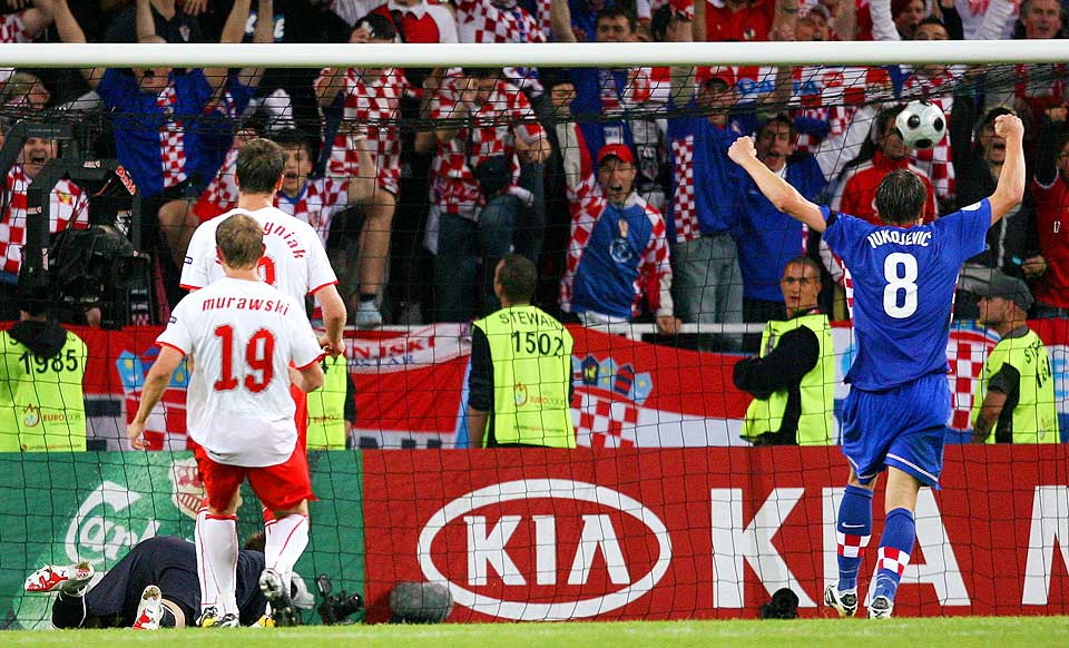 HER VAR DET SLUTT: Polens str�lende m�lvakt Artur Boruc klarte ikke stoppe Ivan Klasnics kliniske avslutning, og Polen er ute av EM.