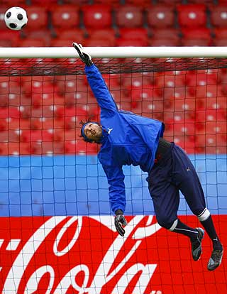 - ORKER IKKE MER FIKSING: Gianluigi Buffon h�per p� nederlandsk hjelp.