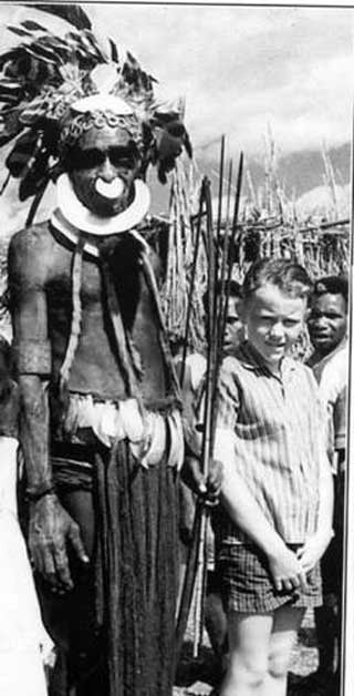 PAPUA NEW GUINEA: Forfatteren som ung gutt sammen med en mann fra Chuave-stammen under en �rlig samling i 1966.