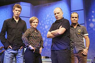 TIDLIGERE DOMMER: En h�rl�s Thomas satt i Idol-juryen sammen med Jan Fredrik Karlsen, Anneli Drecker og Douglas Carr i 2004. H�rl�s har tenkt � fortsette � v�re.