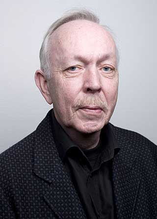 HJALP THOMAS: Fris�r Tormod Nordgaren bruker utradisjonelle metoder for � gi folk h�ret tilbake.