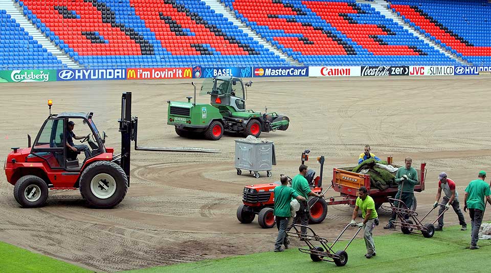 MOSKVA-REPRISE?: Nederland-trener Marco Van Basten frykter det nylagte gresset i Basel vil bli for glatt for spillerne i l�rdagens kvartfinale mot enten Russland eller Sverige.