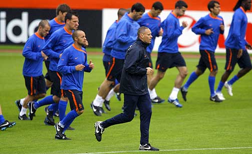 BEKYMRET: Nederland-trener Marco van Basten og den nederlandske troppen trener forel�pig p� gammelt gress i Lausanne.