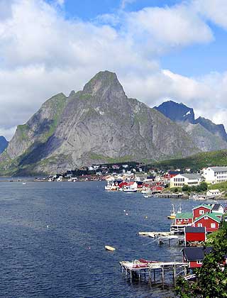 BEST LIKT: Nordland er Norges feriefylke nummer �n. Her fra vakre Reine s�r i Lofoten.