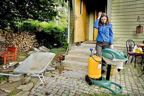 OPPSKRYTT? Mange mener det er optimistisk � tro at en liten maskin kanutrydde mygg og knott i et omr�de. Heidi har troen.