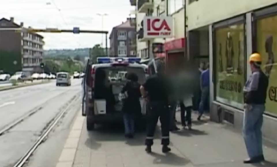 SLO TIL MOT 20 ADRESSER: Denne p�gripelsen av flere nigerianske kvinner i Trondheimsveien var bare en av en rekke anslag som ble utf�rt nesten samtidig i Oslo.