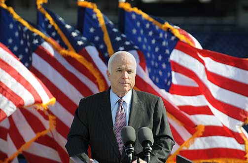 FLAGG, FLAGG OG FLAGG: Rivalen John McCain er oftere � se foran stjerner og striper enn foran store menneskemengder n�r han taler.