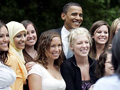 MEN SE! Obamas talsmann henviser til dette bildet, tatt dagen etter p� et universitet i Michigan, for � understreke at presidentkandidaten ikke er redd for � bli sett blant jenter med hodesjal.