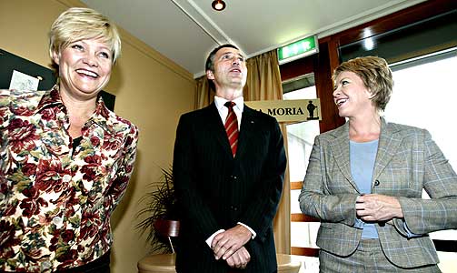 SORIA-SAGA BLOTT: Kristin Halvorsen (Sv), Jens Stoltenberg (Ap) og �slaug Haga (Sp) under regjeringsforhandlingene p� Soria Moria i Oslomarka rett etter den r�dgr�nne valgseieren i 2005.