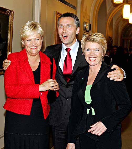 SEIEREN: Stortingsvalget 2005. Jens Stoltenberg, Kristin Halvorsen og �slaug Haga i Stortinget etter at seieren var et faktum. De r�dgr�nne kunne danne regjering.