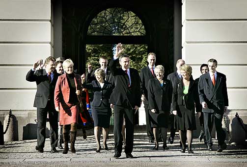 REGJERINGSSKIFTE: Flertallsregjeringen Ap, Sv og Sp, med statsminister Jens Stoltenberg i spissen, p� Slottsplassen etter m�te med kongen i 2005.