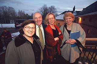 FARVEL:Kjell Magne Bondevik tok farvel med sine regjeringsmedlemmer p� Bogstad g�rd i Oslo i 2000. Her var de samlet til det siste m�ltidet - og l�vedans. Bildet viser Laila D�v�y, Dag Jostein Fj�rvoll, Marit Arnstad og �slaug Haga.