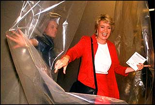 KOM FOR SEINT: 14. oktober 1999 kom den ferske kulturministeren �slaug Haga for seint til Nationaltheatrets �Et dukkehjem�. Og hele Norge fikk vite det av media. Hun gikk nemlig feil - og viklet seg inn i en studiodekor i plast.