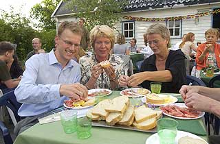 SENTERPARTIVENNER: Anne Enger Lahnstein hjalp s�nnen Erik i gang med valgkampen for Sp i Oslo i 2003. Sp-leder �slaug Haga var med.
