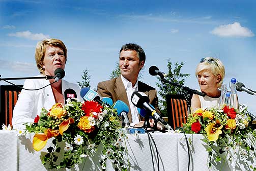 ALTERNATIV: Partilederne Jens Stoltenberg, Kristin Halvorsen og �slaug Haga  p� Soria Moria igjen juli 2005. De tre r�dgr�nne partilederne presenterte 