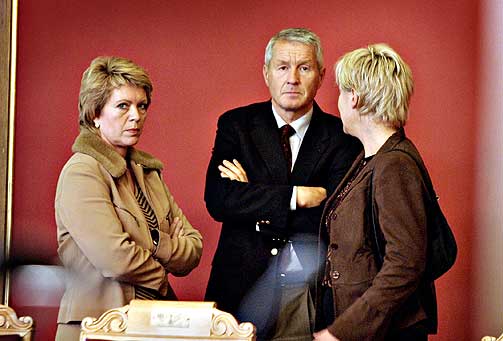 SKEPTISK:Kristin Halvorsen, �slaug Haga og Torbj�rn Jagland sammen p� Stortinget i forbindelse med den �rlige Nato-meldingen og sp�rsm�l om v�penutl�n til USA i 2004.