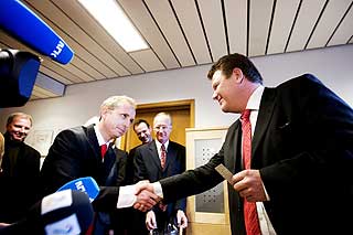 UTE: Statsr�dskifte: B�rd Vegar Solhjell ( til v) overtok som statsr�d og sjef i Kunnskapsdepartementet etter kunnskapsminister �ystein Djupedal (th).