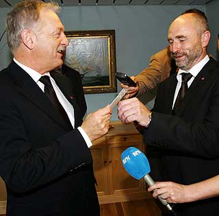 UTE: Odd Eriksen satt bare omtrent ett �r som n�ringsminister f�r han i september 2006 m�tte overlate n�kkelen til Dag Terje Andersen.
