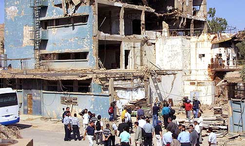 BOMBET ATOMANLEGG I IRAK: Journalister blir vist den �delagte Osirak-atomreaktoren i Irak, 30 kilometer s�r�st for Bagdad. Israel bombet atomreaktoren under et luftangrep i 1981.