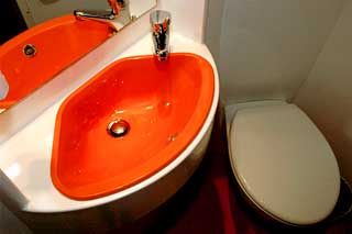TRANGT P� BADET: Vask og do i skj�nn forening. Man kan vaske hendene mens man sitter p� toalettet.