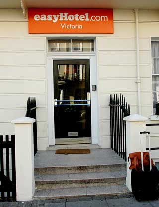FASADE: Beliggenhet i sentrale Victoria med fasjonabelt inngangsparti i en hyggelig gate. S� langt er alt bare fryd og gammen. Men p� innsida venter cella.