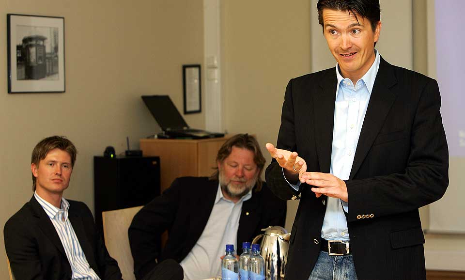 GA GUTTA SELSKAPET: Odd Reitan ga Kjell Magnus (til venstre) og Ole Robert selskapet som satt p� Rema 1000-inntektene. Sp�rsm�let er om de skulle betalt mer i arveavgift.