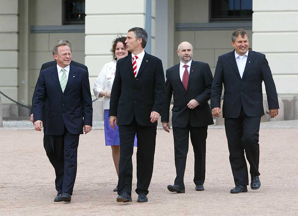 NYE STATSR�D: �n ny minister, og fire statsr�d som bytter departement, er resultatet av dagens regjeringsomrokkeringer. Fra venstre: helseminister Bjarne H. Hanssen, landbruks- og matminister Lars Peder Brekk, n�rings- og handelsminister Sylvia Brustad, statsminister Jens Stoltenberg, arbeids- og inkluderingsminister Dag Terje Andersen og - og energiminister Terje Riis-Johansen.