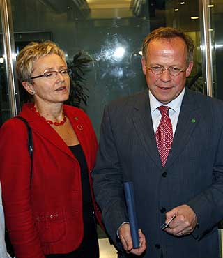 INGEN LEDERSTRID: Senterpartiets to nestledere Peder Brekk og Liv Signe Navarsete ser ut til � ha kommet til enighet. Brekk har sagt seg villig til � trekke seg fra ledervervet hvis Navarsete �nsker � ta over.