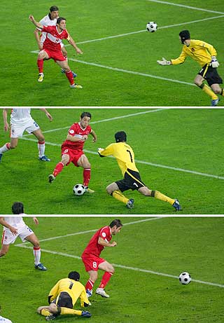 STARTET OPPHENTINGEN: Petr Cech glapp ballen foran beina til Nihat, som ikke lot seg be to ganger. Tyrkias utrolige snuoperasjon var i gang.