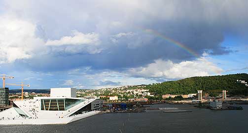 SKINTE OVER OPERAEN: Regnet klarnet og en regnbue tr�dte fram, rett i forkant av feiringa av landets nye ekteskapslov p� Operaen.