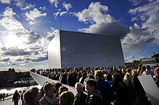 HELT FULLT: Rundt to tusen mennesker tok turen til operataket fredag kveld.