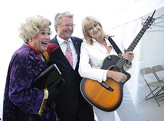 TRIO: Jakob Margido Esp i rollen som Flettfrid og Anne Grete Preus opptr�dte under feiringa. I midten st�r Oslo-ordf�rer Fabian Stang.
