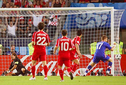 TRODDE DET VAR GJORT: Da Ivan Klasnic satte inn 1-0 etter Recber Rustus b�rtur, trodde kroatene de hadde klart det. Der tok de grundig feil.