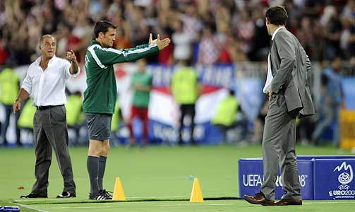 NY KAMP P� SIDELINJA: Fjerdedommer Manuel Gonzales, som sendte Joachim L�w p� tribunen i gruppespillet, hadde nok � gj�re i kveld ogs�.