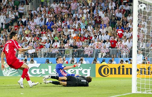KUNNE G�TT ANNERLEDES: Ivica Olic hadde et par utrolige sjanser, som denne han satte i tverrliggeren fra kloss hold i f�rste omgang.