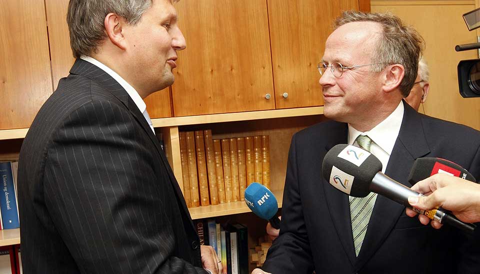 TAPTE MAKTKAMPEN: Lars Peder Brekk har en solid posisjon i Senterpartiet, og kan landbruksn�ringen godt, sa statsminister Jens Stoltenberg under m�te med pressen p� Slottsplassen tidligere i kveld. Her overtar han n�kkelen fra Sv-kollegaen Terje Riis-Johansen, som f�lger i Hagas fotspor som olje- og energiminister.
