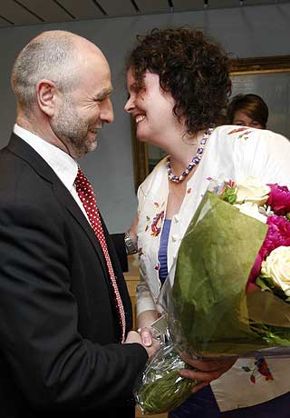 FORBEREDT TIL � JOBBE: Sylvia Brustad presiserte tidligere i dag at jobb som n�ringsminister ikke er en hvileposisjon. Hun fikk i ettermiddag n�kkelen til n�ringsministerens kontor fra Dag Terje Andersen (Ap), som trer inn som arbeids- og inkluderingsminister.