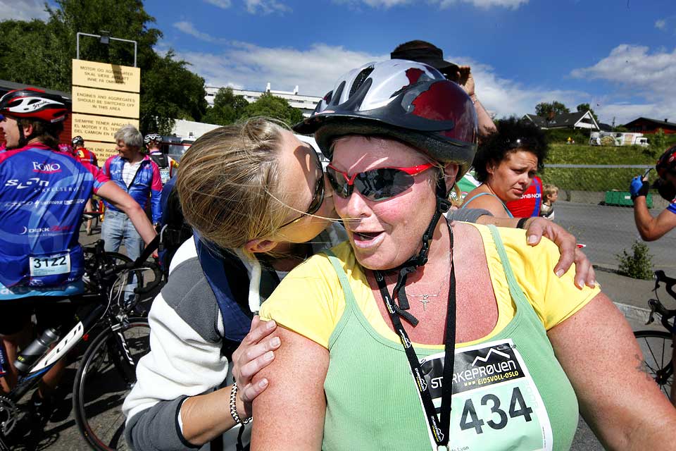 HAR FUNNET TONEN: Bente Lyon (49, til h�yre) er d�mt for bordellvirksomhet, Kristin Kirkemo (35) er d�mt for medvirkning til landets mest omtalte trippeldrap. I Bredtvedt fengsel har de to krimkjendisene funnet tonen, og i g�r syklet de 