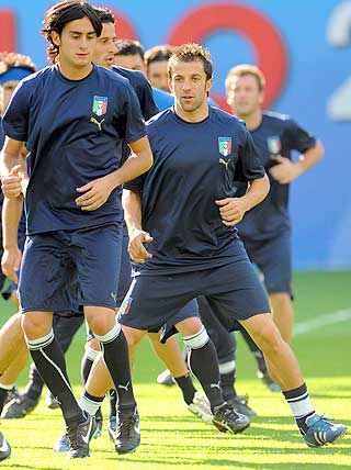 STIGENDE FORMKURVE: Alessandro Del Piero og Italia har definitivt v�rt ute en vinternatt f�r og er klare for kveldens kamp mot Spania.