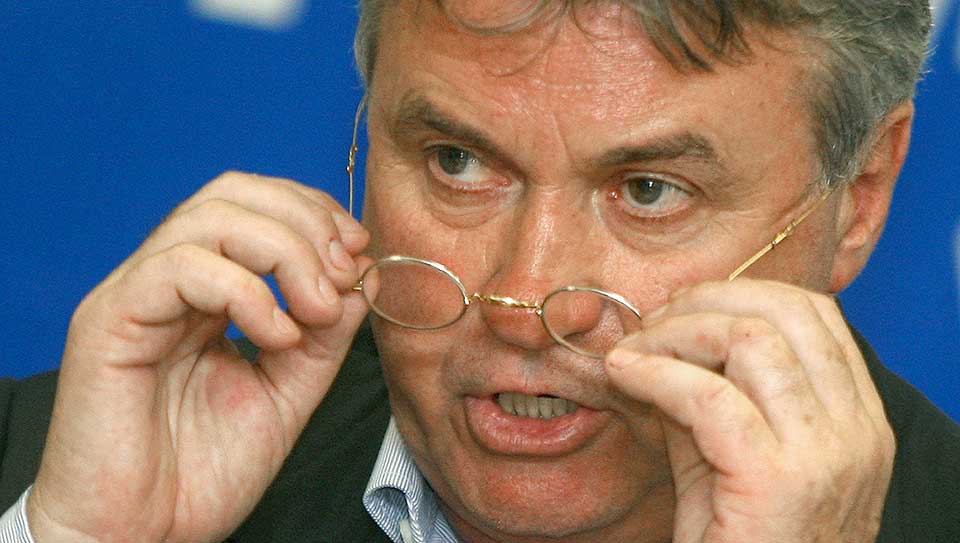 GJORDE NARR AV ENGLAND: Russland-trener Guus Hiddink sk�yet med det engelske landslaget til stor glede for journalistene fra �ya.