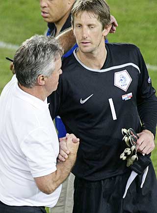 INGEN FORR�DER: Guus Hiddink angrer p� ordvalget f�r m�tet med Nederland. Her gratulerer han keeper Edvin van der Sar.