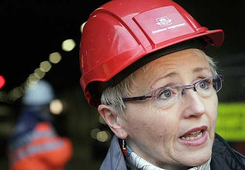  M� SVARE:  Samferdselsminister Liv Signe Navarsete m� svare innen seks dager p� sp�rsm�l fra stortingsrepresentant B�rd Hoksrud (Frp) om regjeringens satsing p� trafikksikkerhet.
